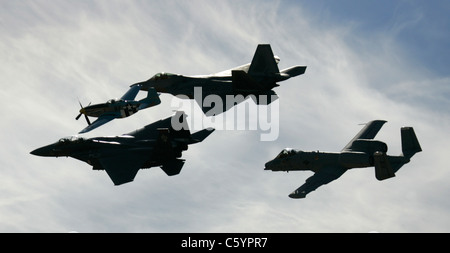 F-22 Raptor, ein zweiter Weltkrieg Ära p-51 Mustang, eine f-15 Eagle und eine a-10 Thunderbolt Edwards Air force base, Kalifornien. Stockfoto