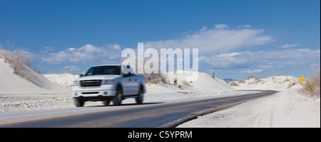 USA, New Mexiko, Whitesands, Pick-up-Truck fahren Wüstenstraße Stockfoto