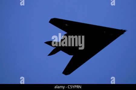 F-117 Nighthawk im Flug über Edwards Air Force Base, Kalifornien Stockfoto