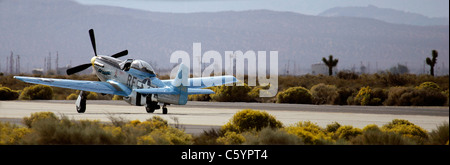 Ein Flugzeug p-51 taxis am Edwards Air Force Base in Kalifornien Stockfoto