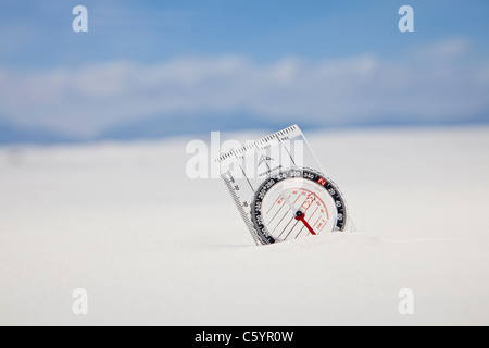 USA, New Mexiko, Whitesands, Kompass im Sand begraben Stockfoto