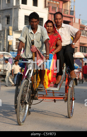 Nepali Dreirad Passagier Rikscha auf der Indien-nepalesischen Grenze Stockfoto