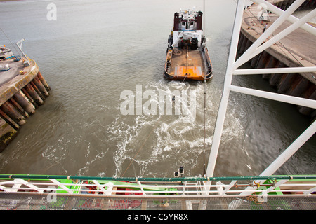 Ein Schlepper Abschleppen eine Aufbocken Lastkahn, der Goliath heraus auf den Offshore-Windpark Walney aus Süd Cumbria, UK arbeiten. Stockfoto