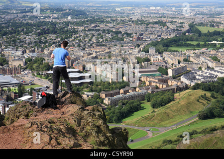 Ein Fotograf fotografiert die Stadt von Arthurs Seat, Edinburgh, Scotland, UK Stockfoto