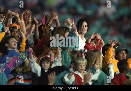 Michael Jackson führt mit Kindern aus der ganzen Welt während der Halbzeit-Show 1993 Superbowl in Pasadena, Kalifornien. Stockfoto