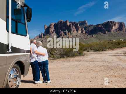 USA, Arizona, älteres paar stehen neben Wohnmobil Stockfoto