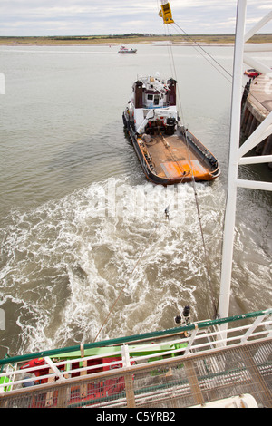 Ein Schlepper Abschleppen eine Aufbocken Lastkahn, der Goliath heraus auf den Offshore-Windpark Walney aus Süd Cumbria, UK arbeiten. Stockfoto