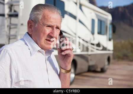 USA, Arizona, senior Mann stand vor Mobilheim telefonieren mit Handy Stockfoto