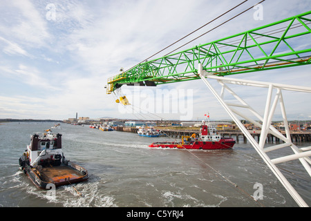 Ein Schlepper Abschleppen eine Aufbocken Lastkahn, der Goliath heraus auf den Offshore-Windpark Walney aus Süd Cumbria, UK arbeiten. Stockfoto