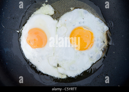 Ei in einer Pfanne braten, während camping in Cornwall, England Stockfoto