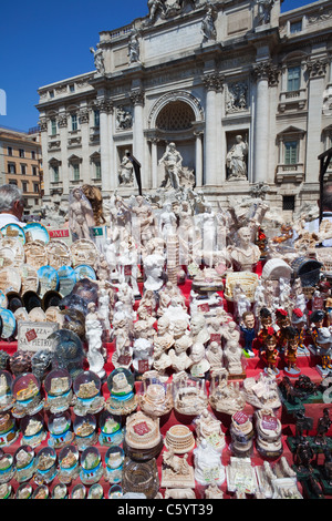 Trevi-Brunnen und Souvenir Stall, Rom, Italien Stockfoto