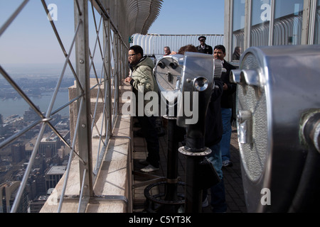 Teleskope auf dem Empire State Building in New York. Stockfoto