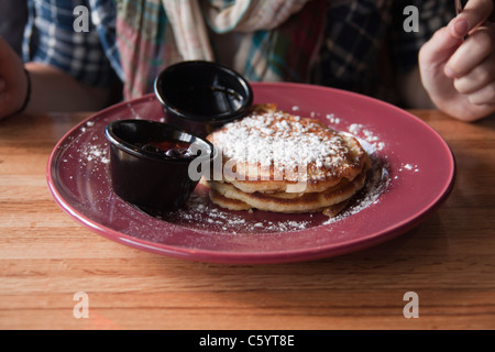 Stapel von Pfannkuchen auf einem Teller in einem Applebees Restaurant in New York City Stockfoto