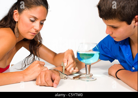 Teenager immer von seiner sucht zu Alkohol unchained Stockfoto