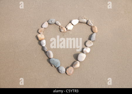 Herz der Kieselsteine am Strand gemacht. Stockfoto