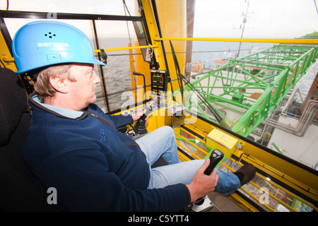 Ein Kranführer auf dem Aufbocken Lastkahn, der Goliath am Walney Offshore Windpark-Projekt Stockfoto