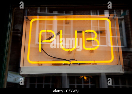 Ein Neon 'Pub' Zeichen vor einem Pub. Stockfoto