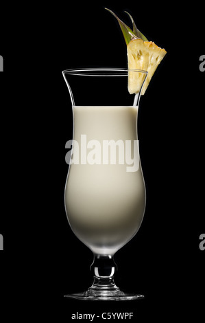Pina Colada über schwarz in einem schönen Longdrink-Glas Stockfoto