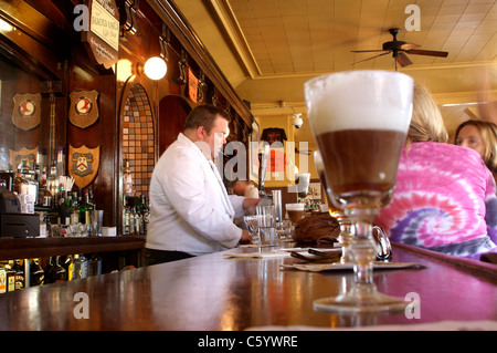 Ein Irish Coffee auf der Leiste im Buena Vista Café in San Francisco Stockfoto