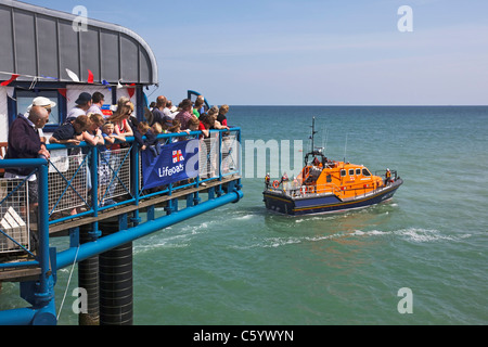 Arbeiten die Massen auf Cromer Pier Tamar Klasse ALB "The Victor Freeman" ansehen Stockfoto