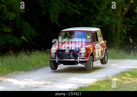 1964 Morris Mini Cooper S mit Fahrer Rauno Aaltonen auf der 2011 Goodwood Festival of Speed, Sussex, England, UK. Stockfoto