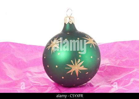 Weihnachtskugel auf rosa Gewebe Stockfoto