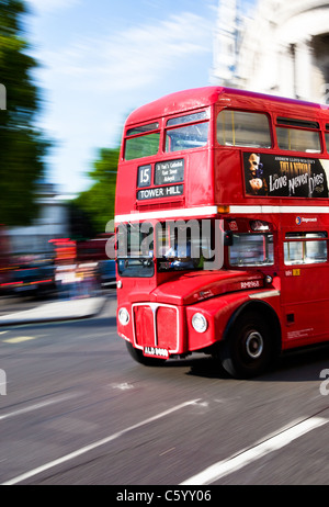 Alten Londoner Routemaster Bus nähert sich dem Trafalgar Square Stockfoto