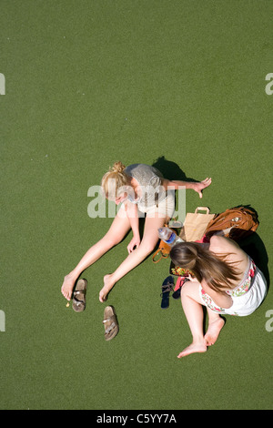 Paar Frauen am Südufer Piazza auf dem grünen Teppich Rasen entspannen Stockfoto