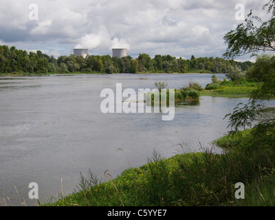 Entlang der Loire gibt es viele Atomkraftwerke. Dieser ist in St. Laurent des Eaux, in der Nähe von Blois. Frankreich Stockfoto