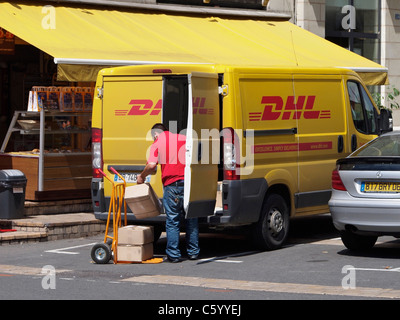 DHL-Kurier liefert Pakete mit seinem gelben Bus in Saumur, Loire-Tal, Frankreich Stockfoto
