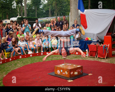 Acrobat in einem sehr kleinen Reisen Zirkus steht auf dem Kopf auf einem Campingplatz in der Nähe von Mer, Loiretal, Frankreich Stockfoto