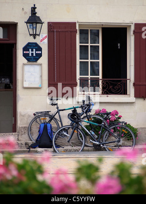 Sporttourer Fahrräder geparkt vor einem kleinen Hotel in Montsoreau, Loiretal, Frankreich Stockfoto