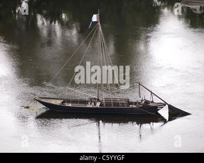 Typische traditionelle Holzboot der Loire verankert im Fluss in der Nähe von Chinon, Loiretal, Frankreich Stockfoto