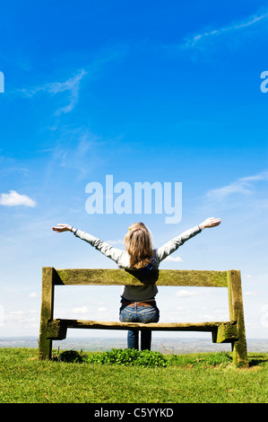 Junge Frau im freien feiern einen Erfolg oder verehren Gott Stockfoto