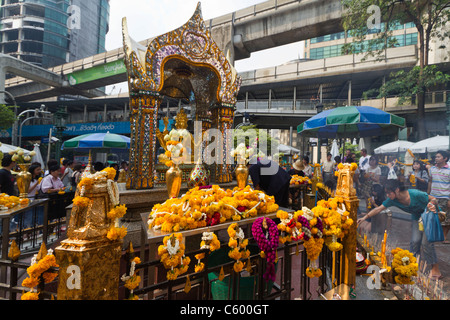 Erawan-Schrein, Menschen Jagd und geben Angebote, Bangkok, Thailand Stockfoto