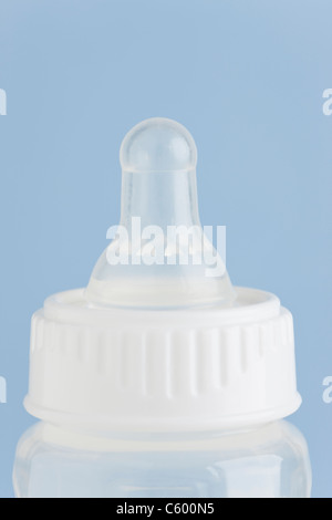 Studioaufnahme von Baby-Flasche auf blauem Hintergrund Stockfoto