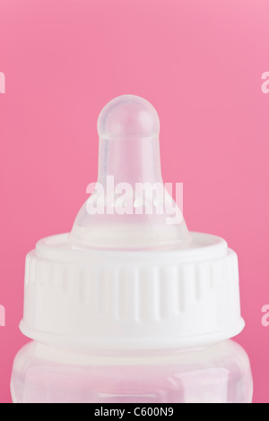 Studioaufnahme von Baby-Flasche auf rosa Hintergrund Stockfoto