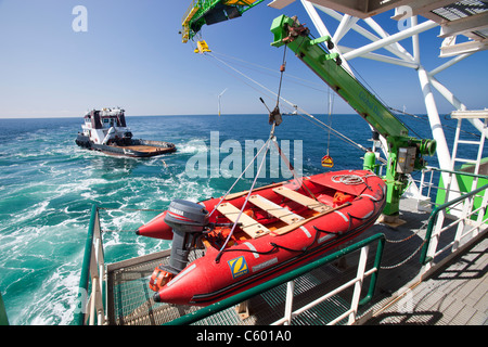Ein Schlepper Abschleppen eine Aufbocken Lastkahn, der Goliath heraus auf den Offshore-Windpark Walney aus Süd Cumbria, UK arbeiten. Stockfoto