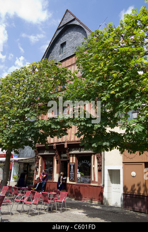 Alten Restaurant und eine Statue von General Rochambeau, Vendome, Loiretal, Frankreich Stockfoto