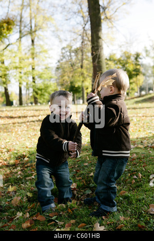 zwei jungen im park Stockfoto