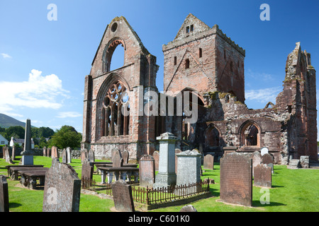 Sweetheart Abbey mit Friedhof im Vordergrund, neue Abtei, Dumfries & Galloway Stockfoto