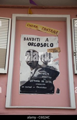 Kino-Plakat in Orgosolo Dorf, Provinz Nuoro, Sardinien, Italien Stockfoto