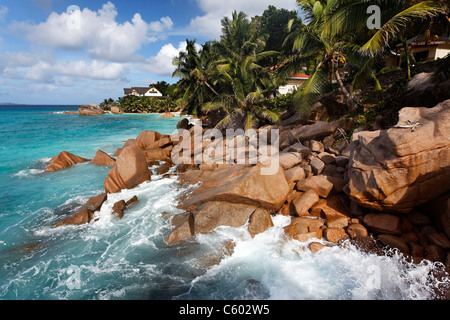 Granitfelsen am Ufer am Anse Severe, La Digue, Seychellen, Indischer Ozean, Afrika Stockfoto