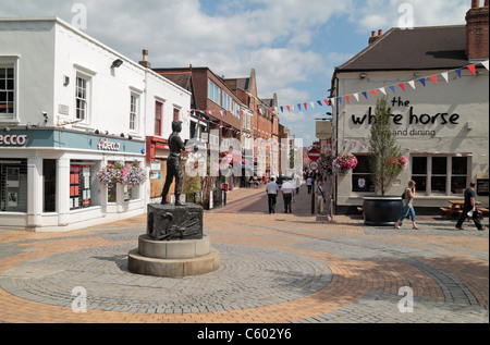 Schaut hoch St Vergangenheit Maidenhead Boy-Statue (von Lydia Karpinska) in Maidenhead, Berkshire, England. Stockfoto