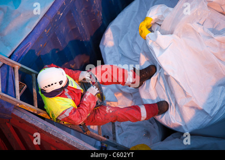 Hebekissen Spezialist Fugenmasse, Wind-Turbine-Stücke in zu beheben legen auf der Walney Offshore-Windpark, Cumbria, England. Stockfoto