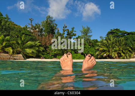 Womens Füße spucken Ebene, Anse Lazio, Baie Sainte Anne Bezirk, Insel Praslin, Seychellen, Indischer Ozean, Afrika Stockfoto