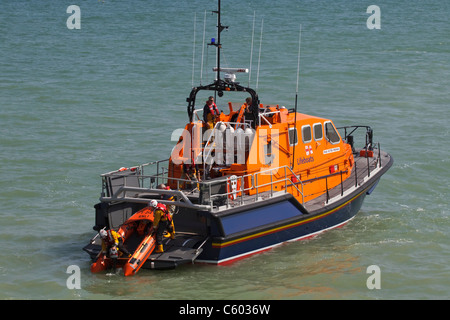 Cromer ALB RNLB The Victor Freeman auf Station startet die an Bord Y-Klasse Rettungsboot Stockfoto