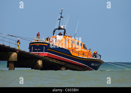 Die Cromer ALB RNLI The Victor Freeman wiederherzustellenden zurück zum Bootshaus Stockfoto