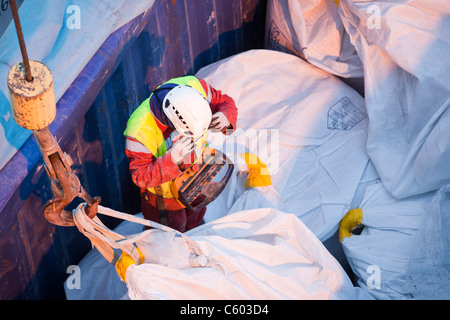 Hebekissen Spezialist Fugenmasse, Wind-Turbine-Stücke in zu beheben legen auf der Walney Offshore-Windpark, Cumbria, England. Stockfoto