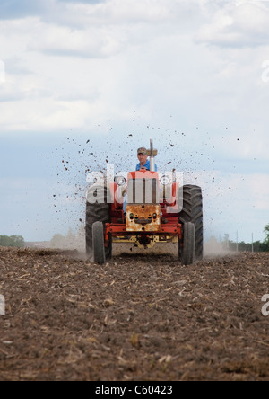 USA, Illinois, Metamora, Traktor arbeiten auf Feld Stockfoto